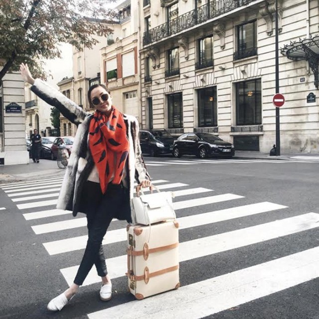 airport jetsetter style travel outfit all printed scarf white oxfors suitcases black skinnies plaid jacket www
