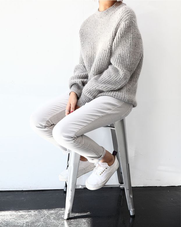 grey-monochromatic-groutfits-chunky sweater-rolled boyfriend jeans-whtie sneakers-via-modedeville.com