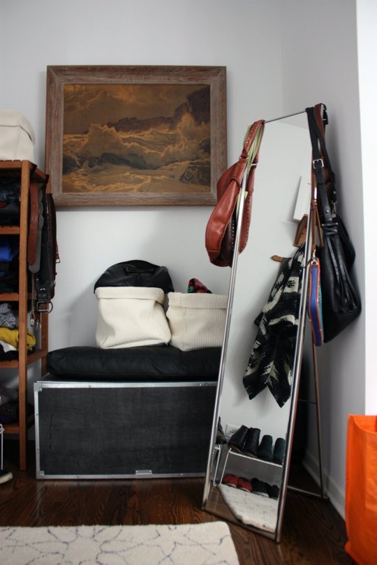 closet-org-color-coord-apt-terapy-purses-mirror