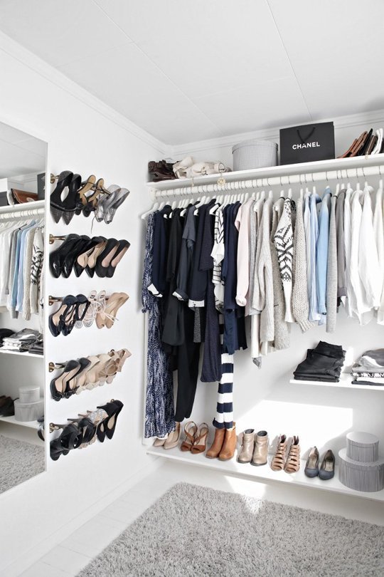 closet-org-makeshift-closet-hanging-by-length-shoes-rack-via-apt therapy via stylizimo